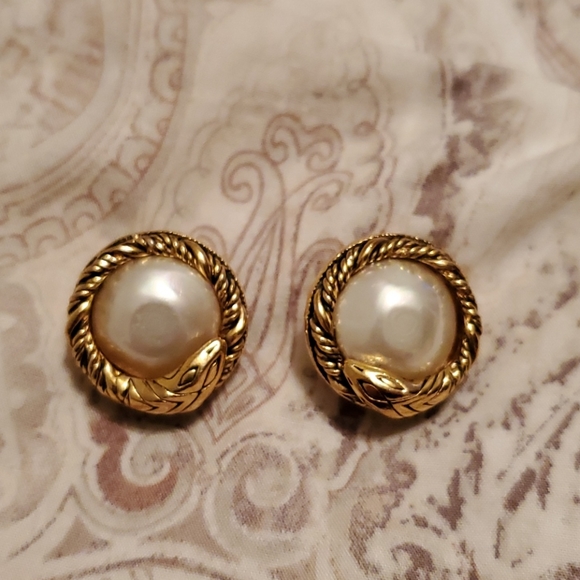 Chanel Earrings (authentic) - Picture 1 of 11